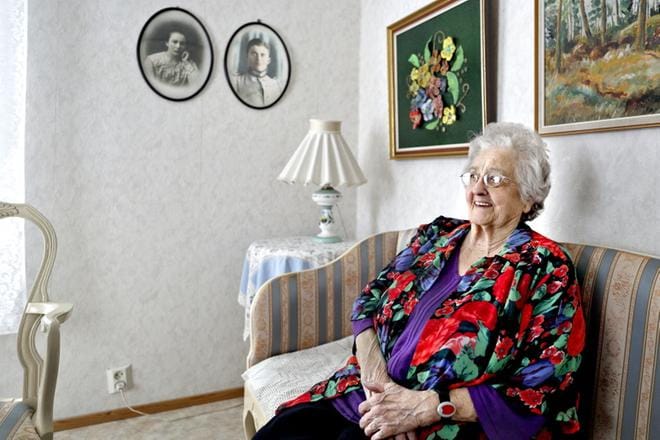 Aino Seppä on aina pärjännyt ihmisten kanssa ja hänellä on ollut paljon ystäviä. Päivänsankarin taustalla ovat hänen äitinsä Aili Aromäen ja isänsä Eeli Aromäen valokuvat. KUVA: HEIKKI HAKANEN