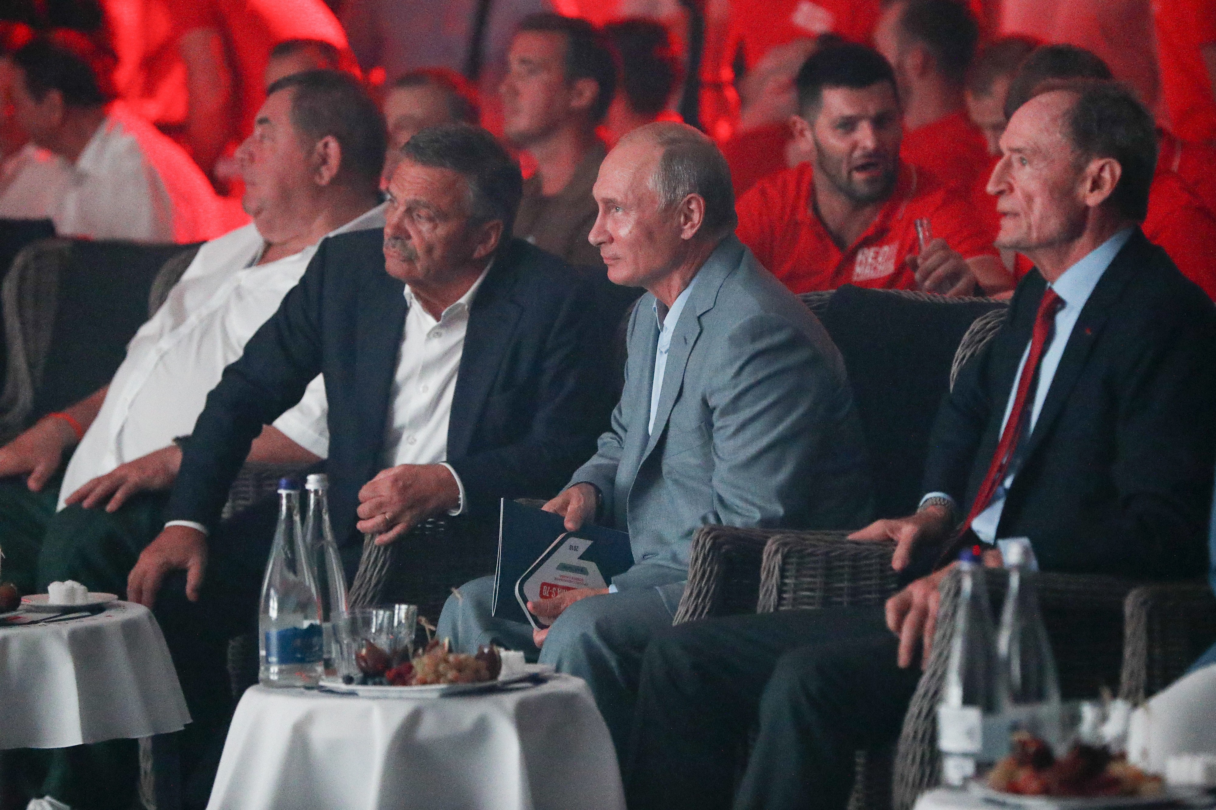 Kamppailulajin katsomossa Putinin seurassa olivat kansainvälisen jääkiekkoliiton puheenjohtaja Rene Fasel (eturivissä 3. oikealta) ja Sotshin olympiakisojen koordinointikomitean entinen puheenjohtaja Jean-Claude Killy.