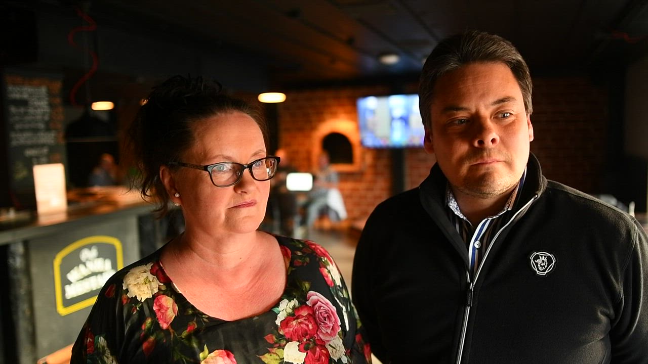 Kuusamon perussuomalaisten tunnelmat heti ennakkoäänten laskemisen jälkeen – haastattelussa Tero Kokko ja Tarja Leinonen-Viinikka