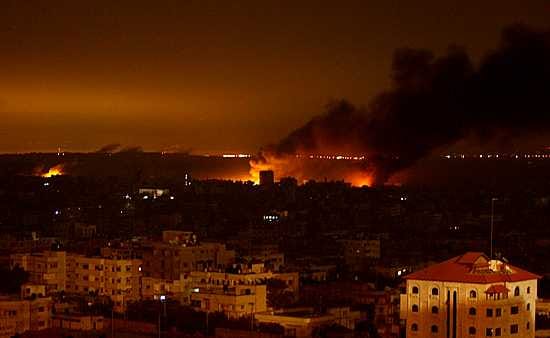 Gazan kaupungin itäosasta kuultiin kovia räjähdyksiä ja tulitusta. Silminnäkijöiden mukaan alueella liikkui myös Israelin sotilashelikoptereita.