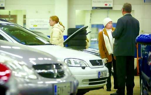 Autonhakumatkalla. Annukka Lämsä oli tullut Kuuuamosta äitinsä Marketta Lämsän kanssa haeskelemaan Oulusta autoa. "Tarjontaa on Oulussa enemmän ja hintakin voi olla alempi", Marketta Lämsä sanoi. Autoja esitteli Autoliike Viescarissa automyyjä Thor Andersen.