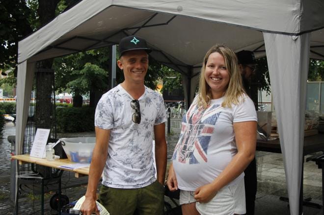 Tommi Holmilla ja Louise Båssarilla oli niin kova nälkä, ettei sateessa odottelu haitannut. Kuvat: Silva Heinonen.