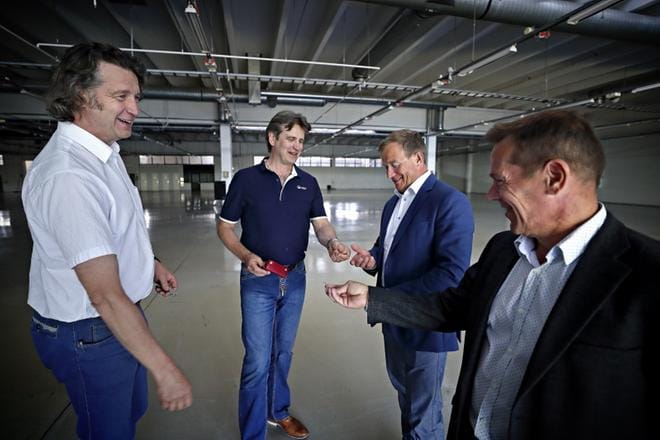 – Tässä ovat vielä avaimet, Jarmo ja Jari Salmi toteavat. Janitan kiinteistön kauppakirja allekirjoitettiin keskiviikkona Seinäjoella. Uudet omistajat ovat Memar Oy:n Aki Kangas ja Jukka Koivusalo.KUVAT: TOMI KOSONEN
