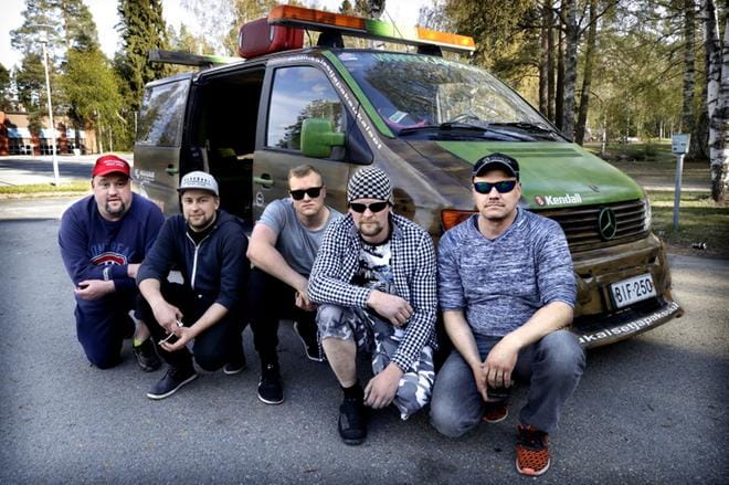 Seinäjokelaismiehet Taneli Brandt, (vas.), Jesse Bleifuss, Roni Poola, Rene Lehtinen, Toni Soirio lähtivät tuunatulla minibussillaan torstaina Seinäjoelta kohti Hyvinkäätä, josta autojen Gumball 500e- tapahtuma alkoi kohti Kalajokea. KUVA JOUKO HÄNNINEN