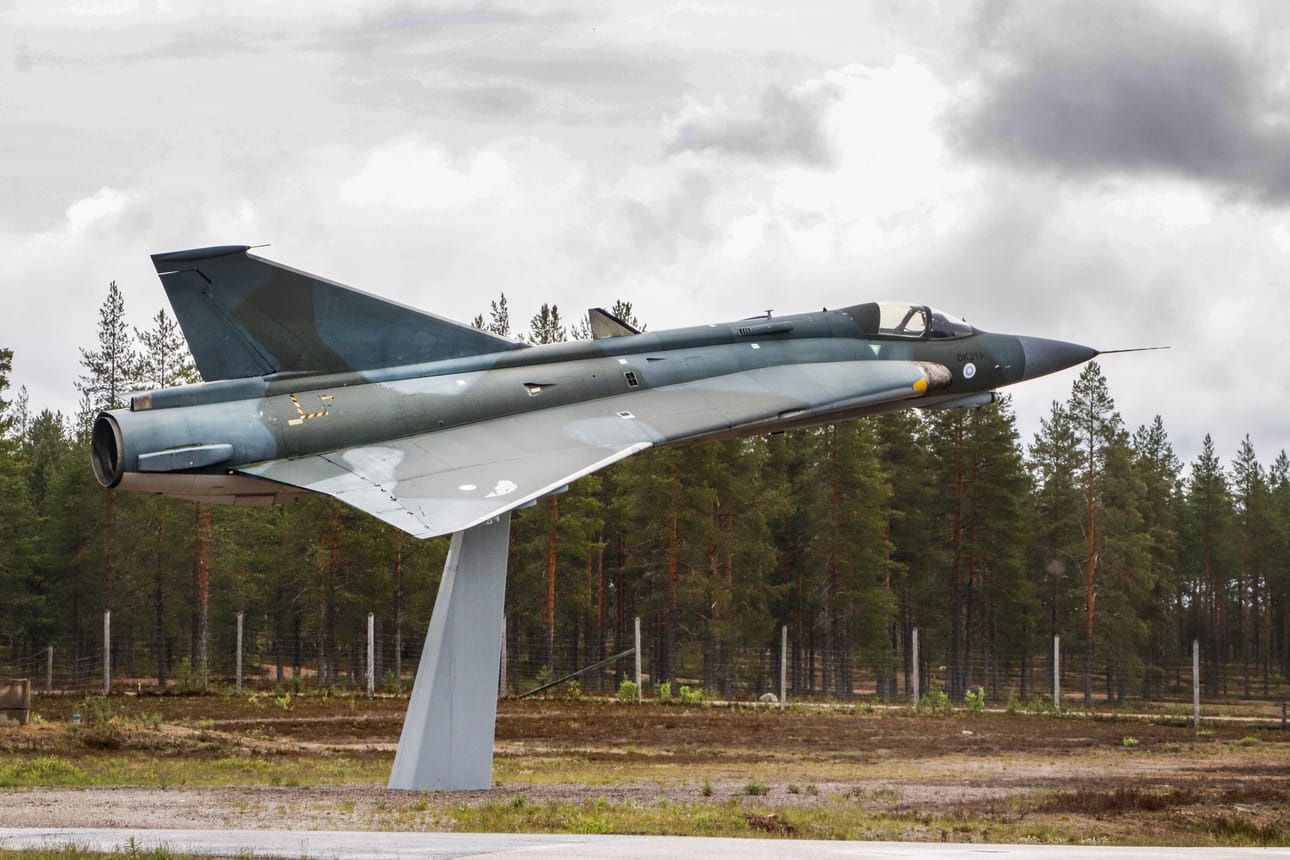Pudasjärven lentokentän aitoja ollaan korjaamassa.