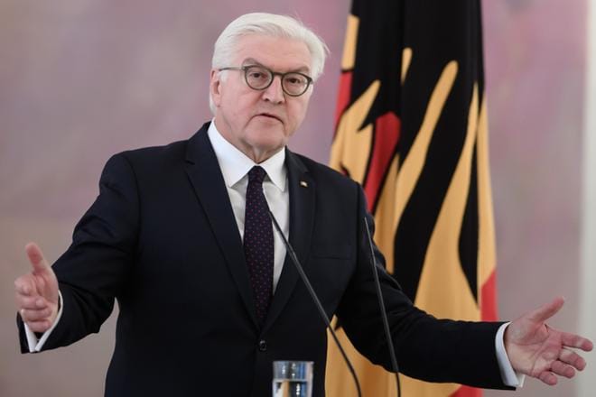 Saksan iittopresidentti Frank-Walter Steinmeier levitteli käsiään maanantain lehdistötilaisuudessa. Hän on kehottanut kaikkia puolueita miettimään asennettaan hallitusneuvotteluja kohtaan ja olemaan valmiita kompromisseihin. KUVA: CLEMENS BILAN/EPA