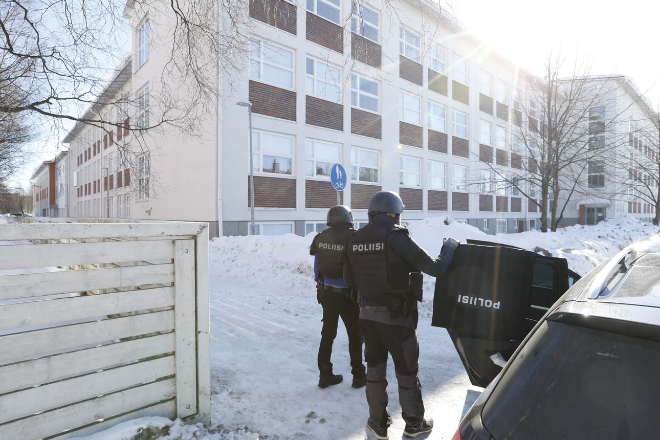 Poliisi pyysi yleisöä välttämään Teuvo Pakkalan katua perjantaina iltapäivällä.