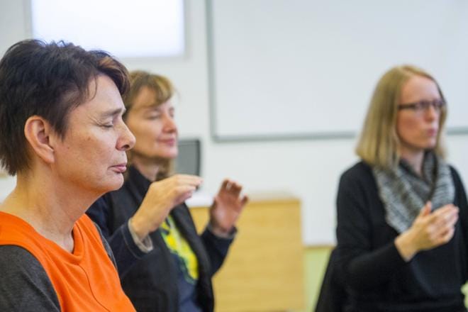 Olla-Riitta Aarikka (vas.), Maija Kosonen ja voicefulness-ohjaaja Anne Tarvainen keskittyivät aistimaan kehon tuntemuksia Turun kesäyliopiston kurssilla. KUVAT: Jori Liimatainen