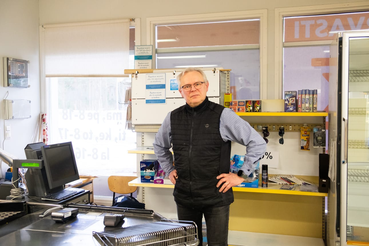 Ervastin kyläkaupan kauppias Vesa Ervasti jää eläkkeelle haikein mielin.