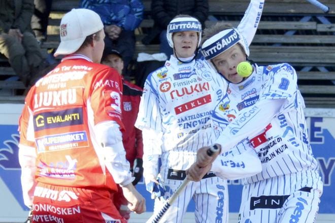 Pelin ykkönen oli Vedon Elmeri Anttila (kuvassa lyömässä), joka oli sataprosenttisen tehokas sisäpelissä, eikä ulkonakaan tullut virheitä. ARKISTOKUVA: MARKKU TURPELA