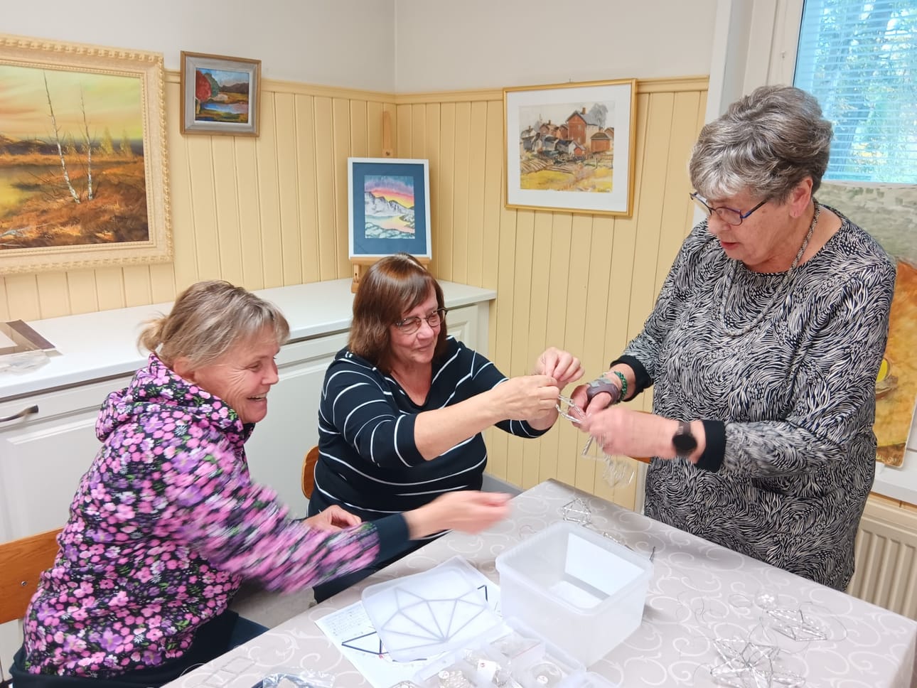Monika Uusitalo ja Seija Lammila opettelevat hevosenhäntäsolmun tekoa Maija-Liisa Luopajärven ohjaksissa.