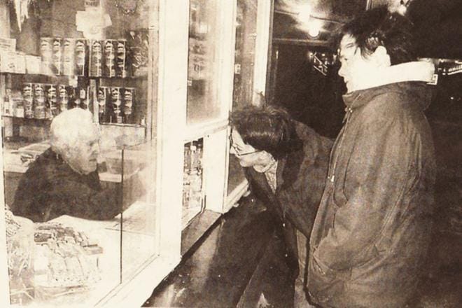 Viimeisenä elokuvailtana Päivi Vallin ja Kirsi Kuisma piipahtavat karamelliostoksilla kioskilla ennen elokuvailtaa. Juttua piisaa, vaikka pakkanen ja viima jäätävät. Ilmassa on haikeuden tuntua.