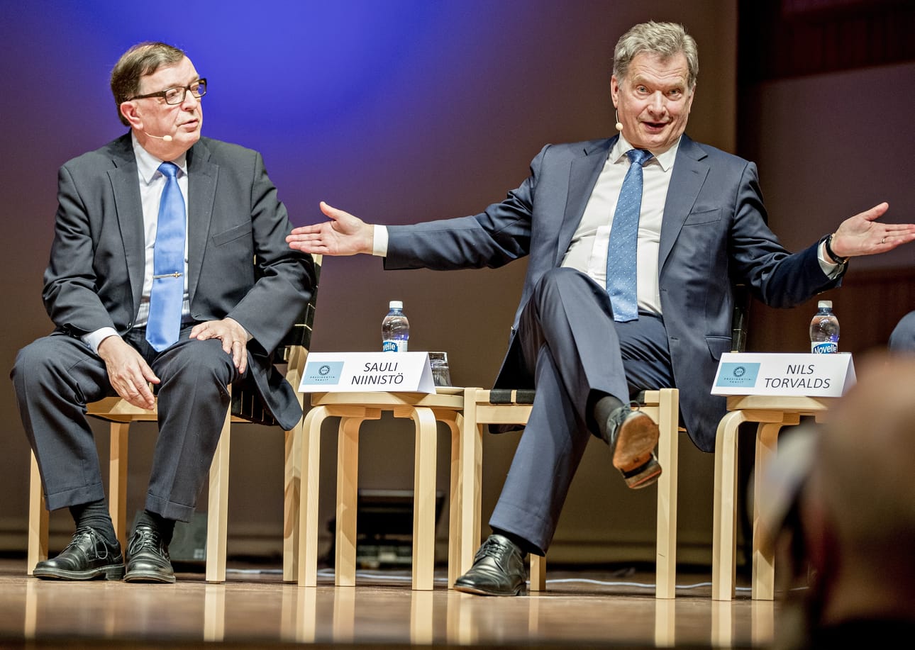 Paavo Väyrysen mielestä hänen teettämänsä nettitutkimus osoittaa, että "vastaajat eivät ole havainneet julkisuuden toimineen yksipuolisesti Sauli Niinistön eduksi". Kuva presidenttitentistä Oulussa.