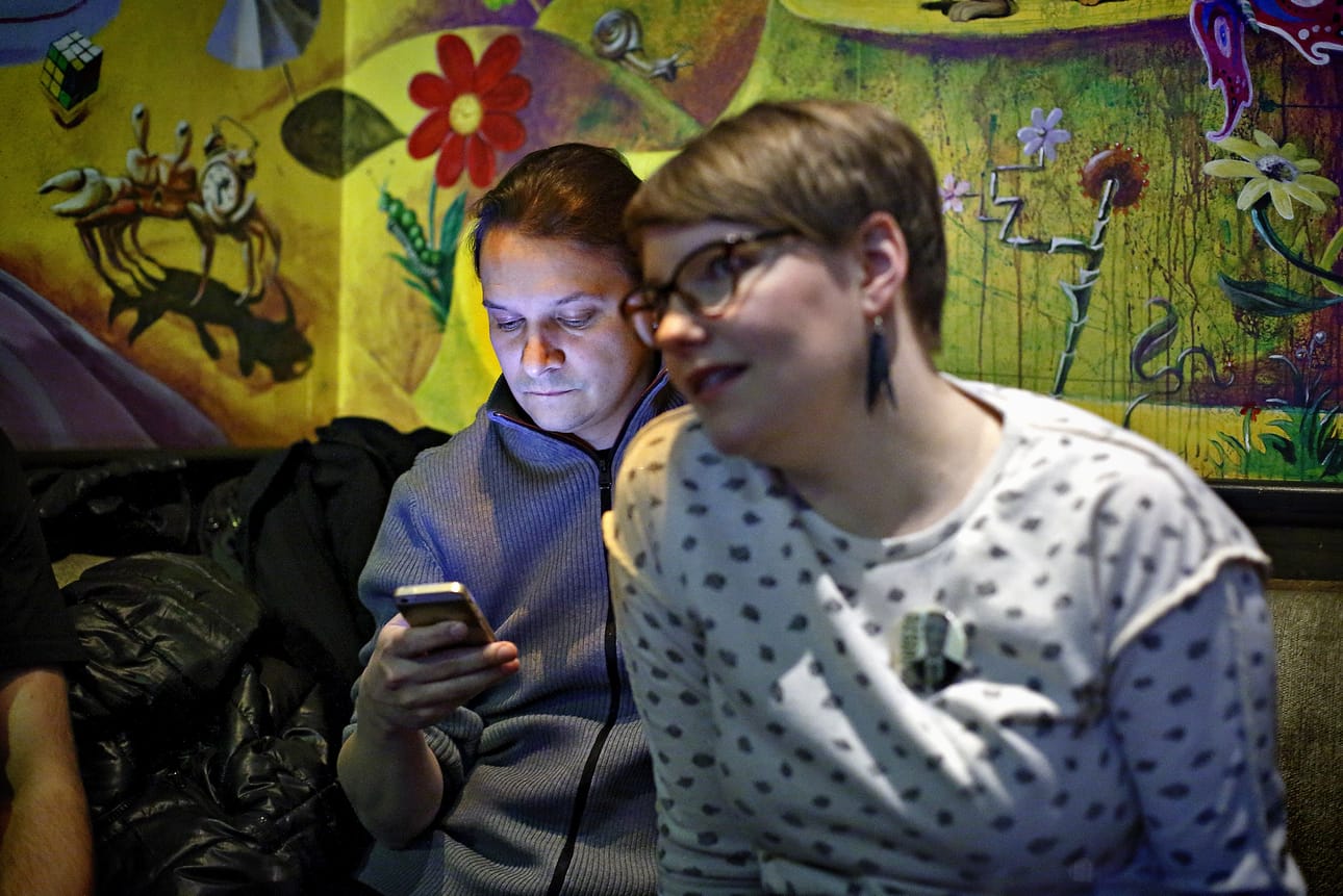 Vihreät odottivat kovasti kansanedustajapaikkaa jo neljä vuotta sitten. Henna Rantasaari ja Tuomas Ojajärvi jännittivät vaalivalvojaisissa. Arkistokuva.