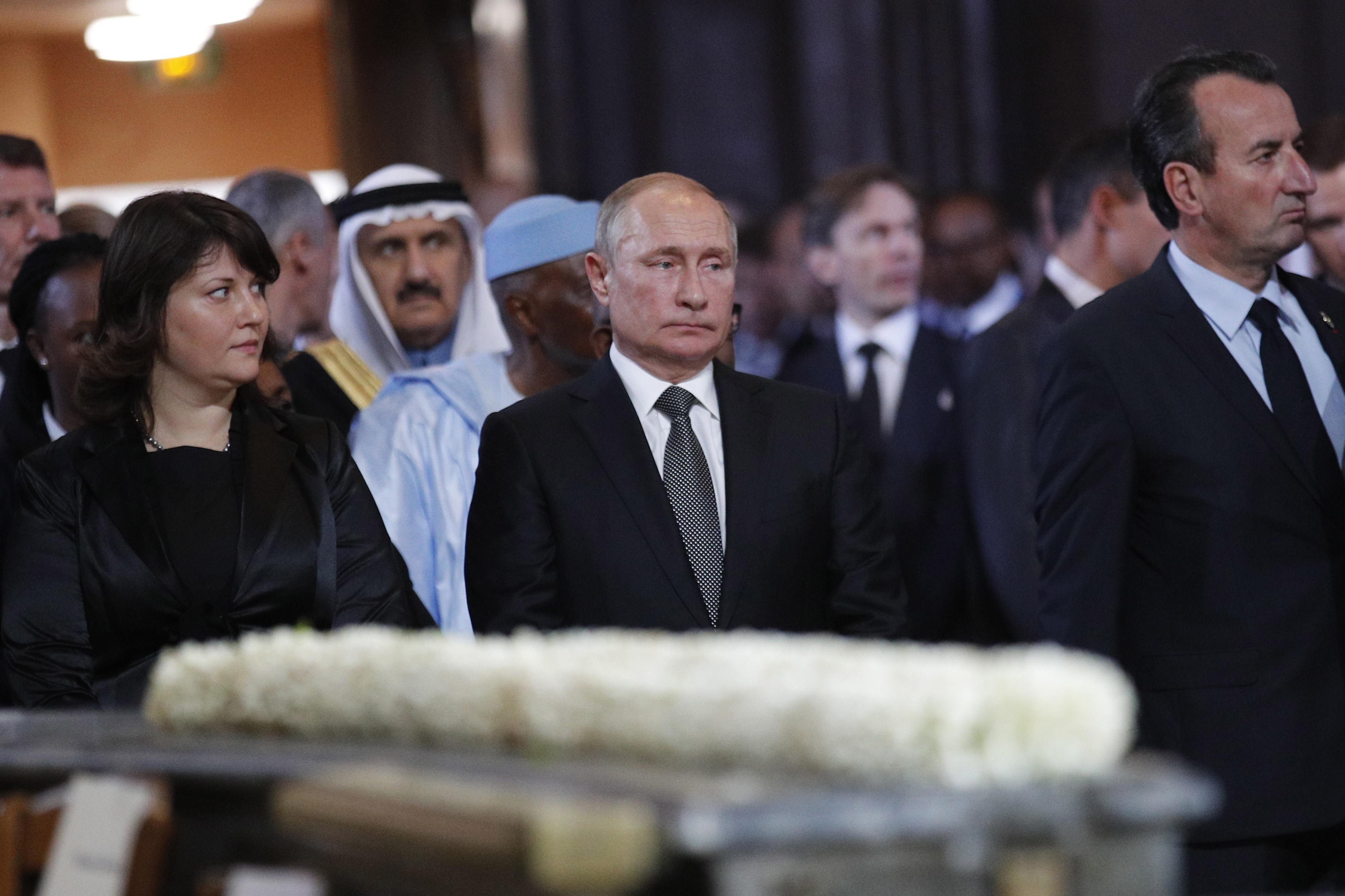 Venäjän presidentti Vladimir Putin (kesk.) oli yksi maailman johtajista, joka osallistui maanantaina Pariisissa Ranskan entisen presidentin Jacques Chiracin hautajaisiin.