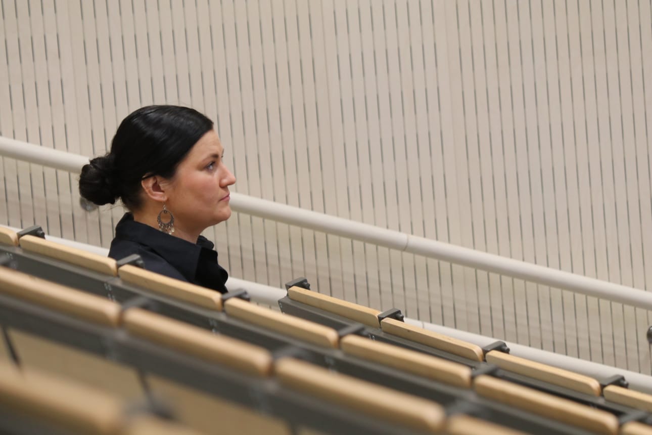 Valtuusto jääväsi luottamuspykälän käsittelystä Mari-Anne Penttisen (kesk.), joka siirtyi salin edestä takariviin seuraamaan kokouksen etenemistä. Penttinen ei itse pitänyt itseään jäävinä.