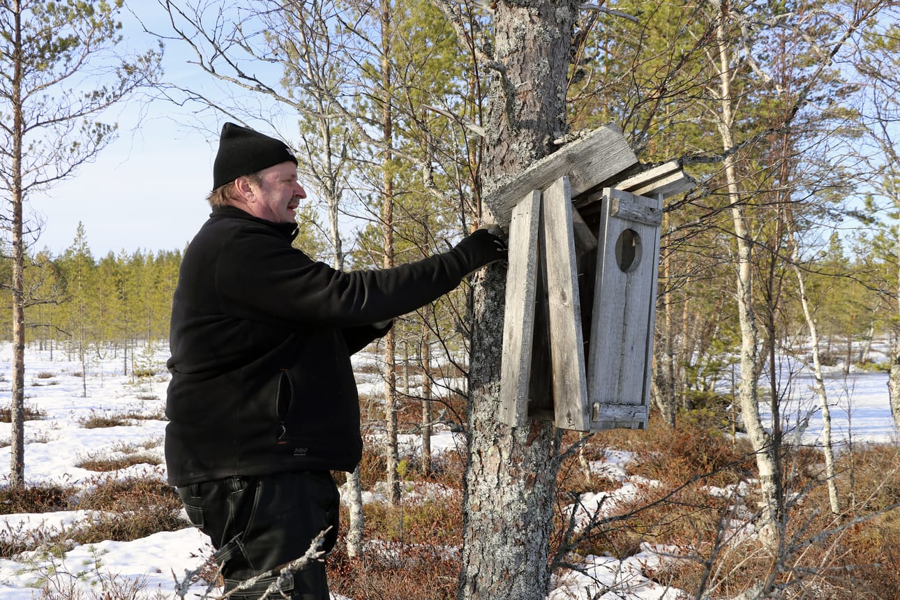 Asrto Fyrstén asennustyössä.