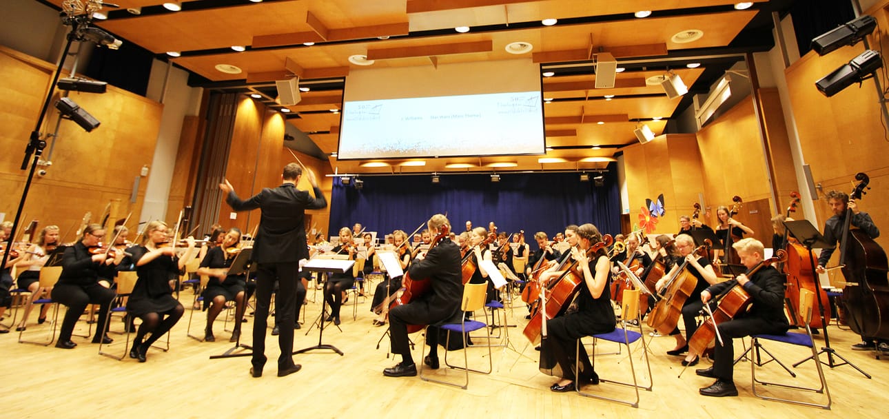 Musiikkiviikkojen sinfoniaorkesteri räjäytti ilmoille Tähtien sota -musiikkia.
