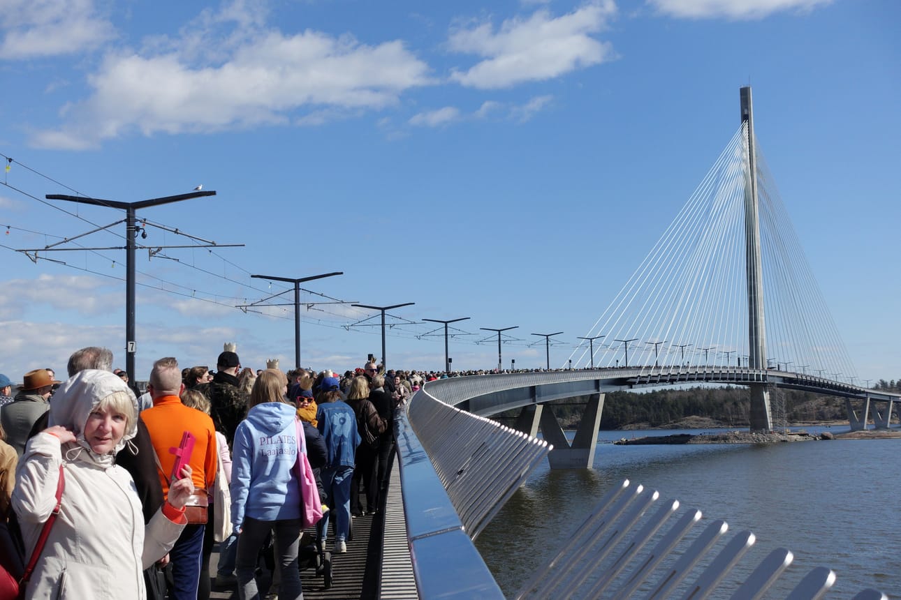 Jalankulkijat pääsivät Kruunuvuorensillalle lauantaina.