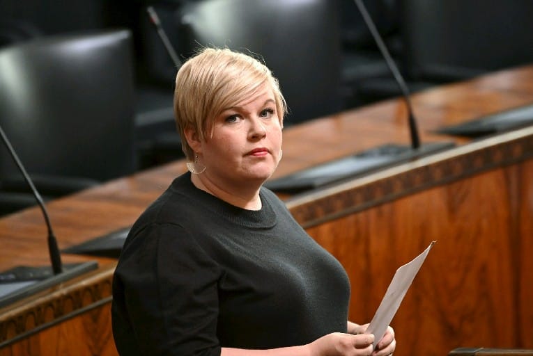 Valtiovarainministeri Annika Saarikko (kesk.) eduskunnan kevään viimeisessä täysistunnossa Helsingissä 28. kesäkuuta 2022.