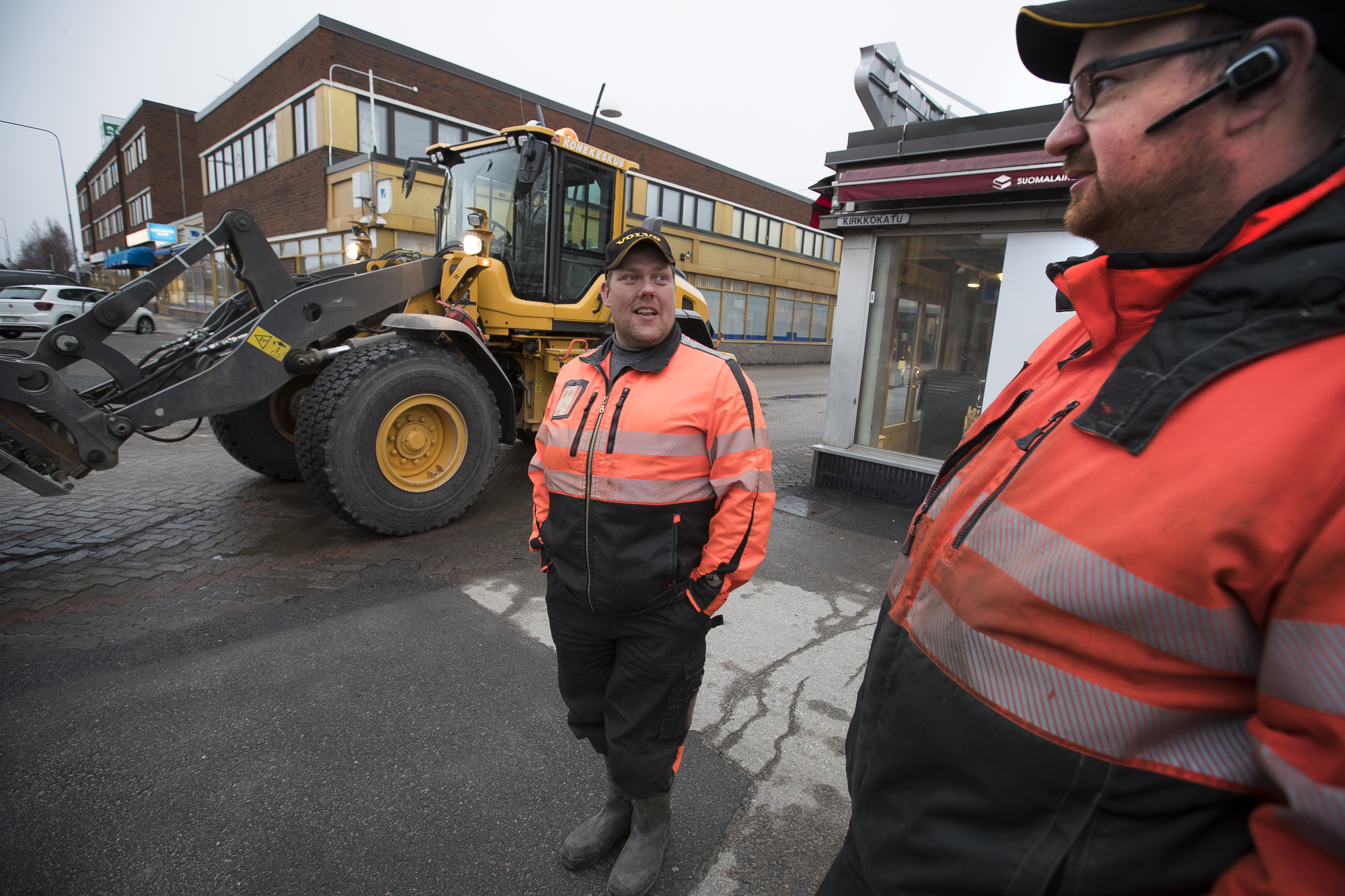 Niko Hautamäki ja Teemu Konu pesivät kävelykatua yöllä, kun muita liikkujia oli mahdollisimman vähän.