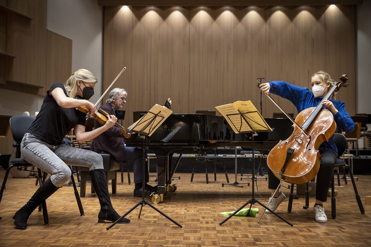 Elina Vähälä (vas.), Barry Douglas ja Senja Rummukainen kajauttivat säveliä ilmoille Oulun Musiikkijuhlilla.