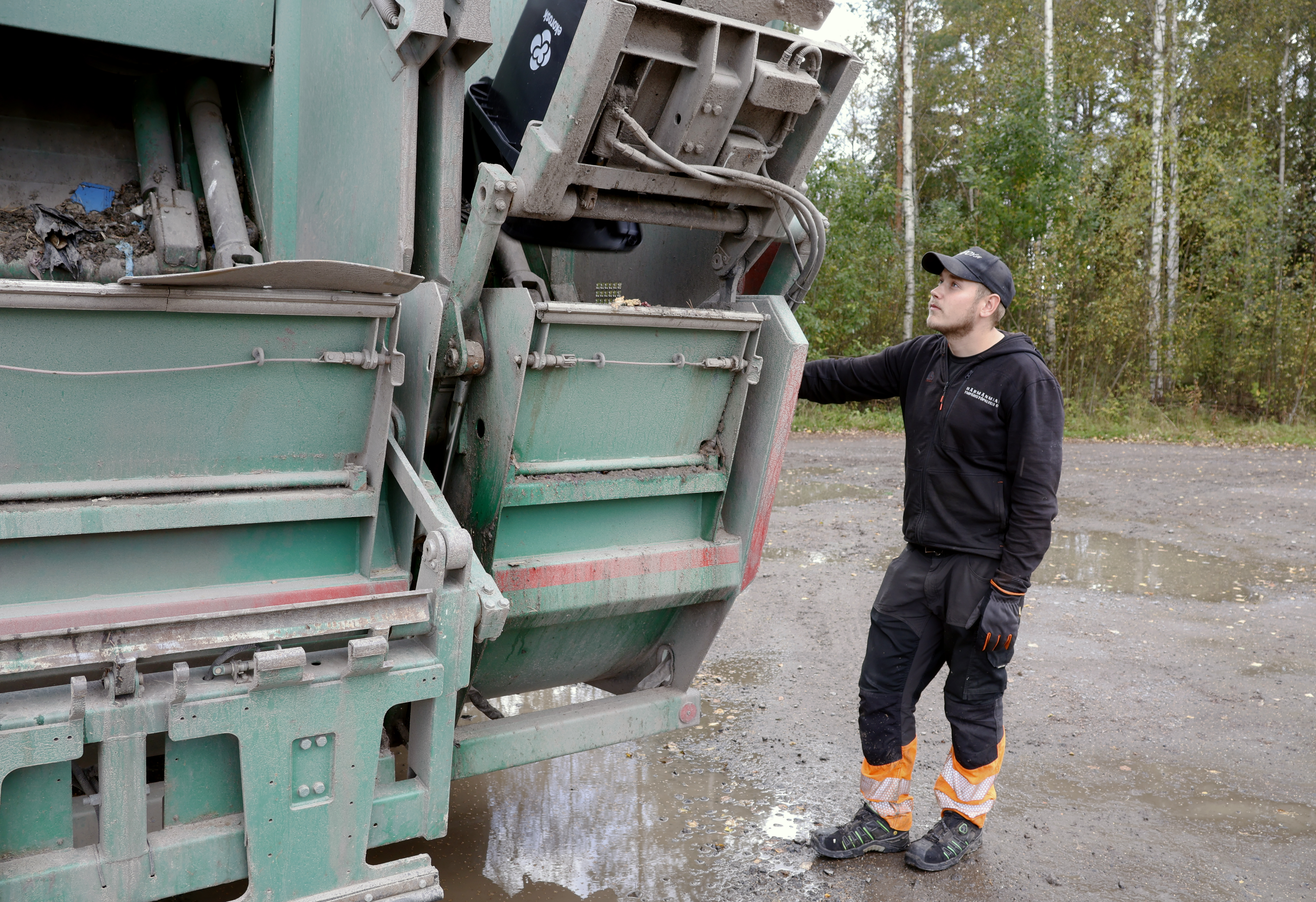 Uudella biojätepussimääräyksellä pyristellään eroon mikromuoveista – Jos perunankuoret eivät löydä oikeaan pussiin, asiakkaalle saatetaan määrätä sanktio
