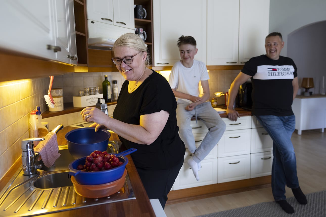 Keittiö on Annika Hietamäen valtakunta, muu perhe on tarpeen mukaan apuna.
