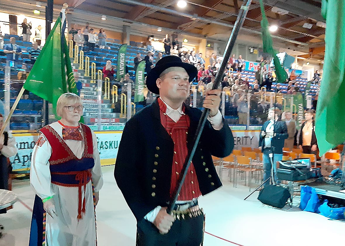 Keskustan varapuheenjohtajakisassa neljänneksi jäänyt Mikko Savola toi Etelä-Pohjanmaan piirin lipun puoluekokoukseen avajaispäivänä perjantaina. Sunnuntaina hän kantaa lippua lippumarssilla Lappeenrannan keskustassa.