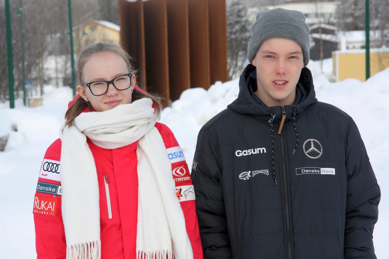 Parikumpareiden nuorten maailmanmestari Riku Voutilainen kisaa lauantaina kumparelaskun maailmancupkauden avauskisassa Rukalla. Taivalkoskelaisista kumparelaskijasisaruksista nuorempi, 15-vuotias Riikka Voutilainen, tekee lauantain kisassa debyyttinsä maailmancupympyröissä.