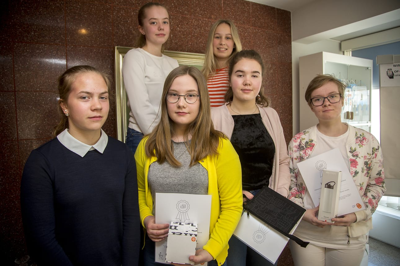 Anna Ranz, Laura Haataja, Jenni Rääpysjärvi, Telma Nikola, Vilma Taskila ja Ronja Niemelä saivat Raahessa korkeimmat pisteet Taloustaitokilpailussa.