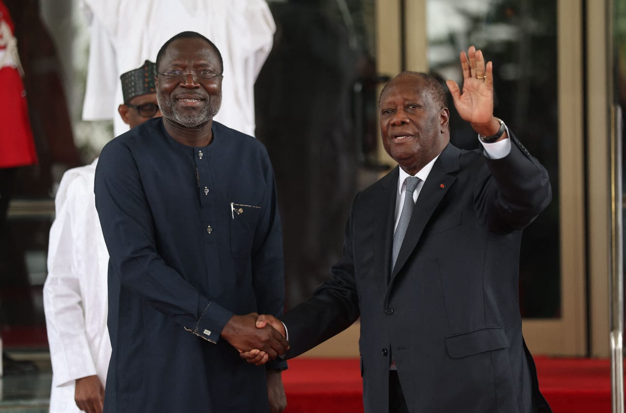 Norsunluurannikon presidentti Alassane Ouattara (oik.) sanoo Ecowasin antaneen hyväksyntänsä sotilaalliselle väliintulolle Nigerissä niin pian kuin mahdollista. LEHTIKUVA/AFP