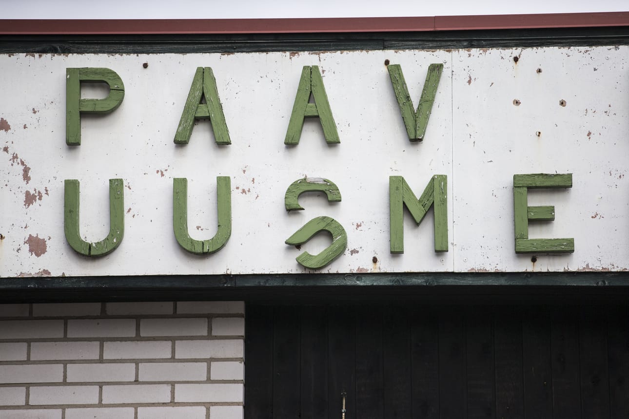 Kun tämä kyltti uusitaan, on kaikki valmista, lupaa Sinikka Eirola.