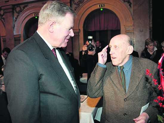 Parasta kirjallisuutta. Paavo Lipponen nosti Finlandia-voittajaksi Bo Carpelanin romaanin Berg/Kesän varjot. "En pyrkinyt motivoimaan nuorta kirjoittajaa enkä myöskään palkitsemaan pitkästä elämäntyöstä. Päätin yksinkertaisesti valita parasta kirjallisuutta."