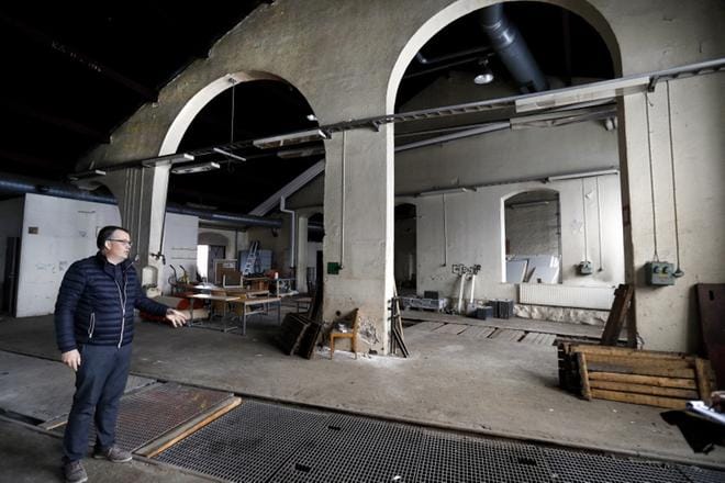 Petri Pihlajaniemi näkee vanhassa veturitallissa loistavat puitteet kylpylälle. Holvikaaret toisivat antiikin Rooman tunnelmaa. KUVAT: JOUKO HÄNNINEN