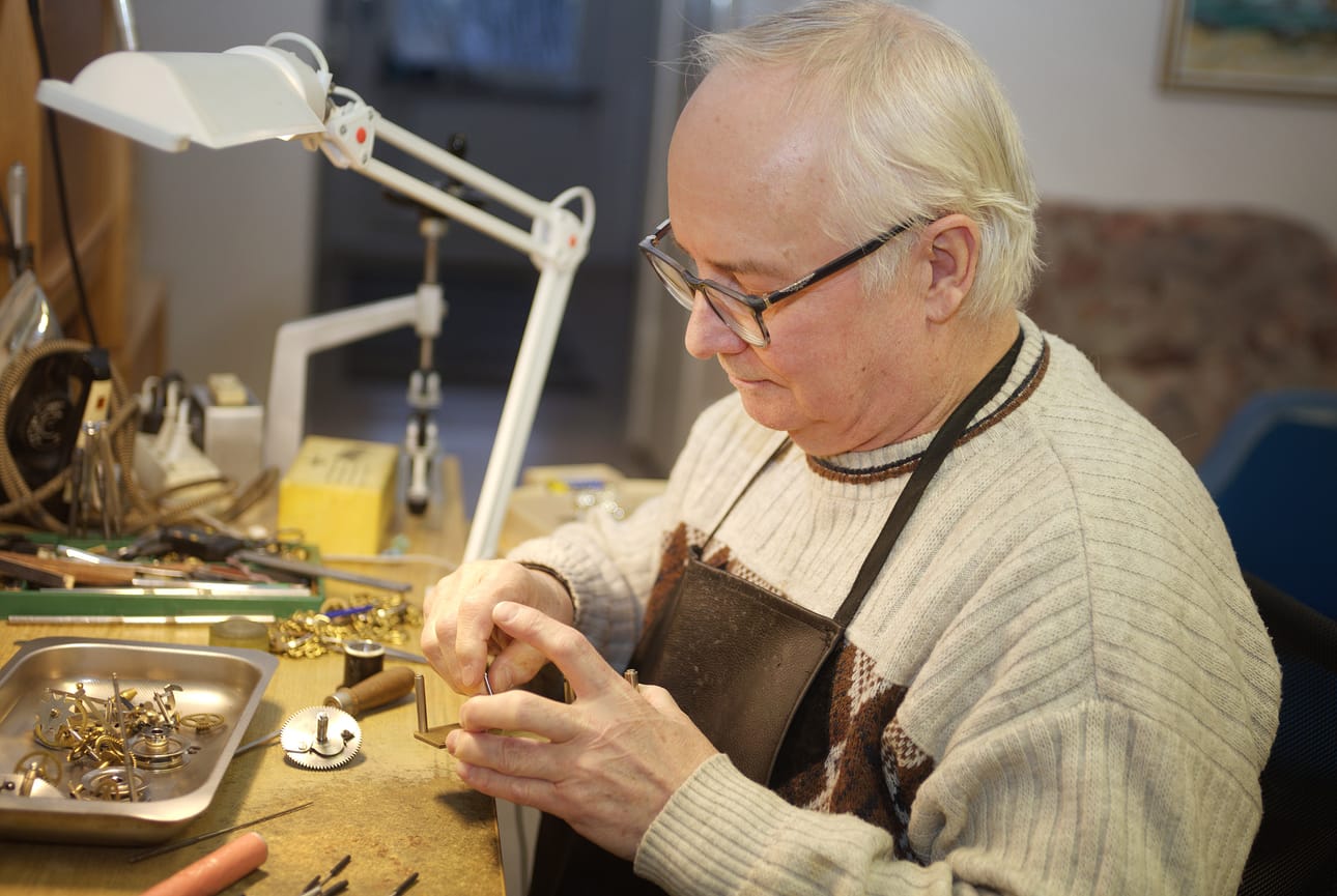 Kellosepän työ on pikkutarkkaa käsityötä, joka vaatii ennen kaikkea kärsivällisyyttä.