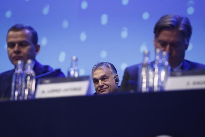 Unkarin pääministeri Viktor Orbán (takana) risoo Euroopan konservatiivipuolueita. Vasemmalla kokoomuksen puheenjohtaja Petteri Orpo, joka tekee työtä Orbánin Fidesz-puolueen erottamiseksi. Oikealla EPP:n pääsihteeri Antonio López-Istúriz. KUVA: JOEL MAISALMI