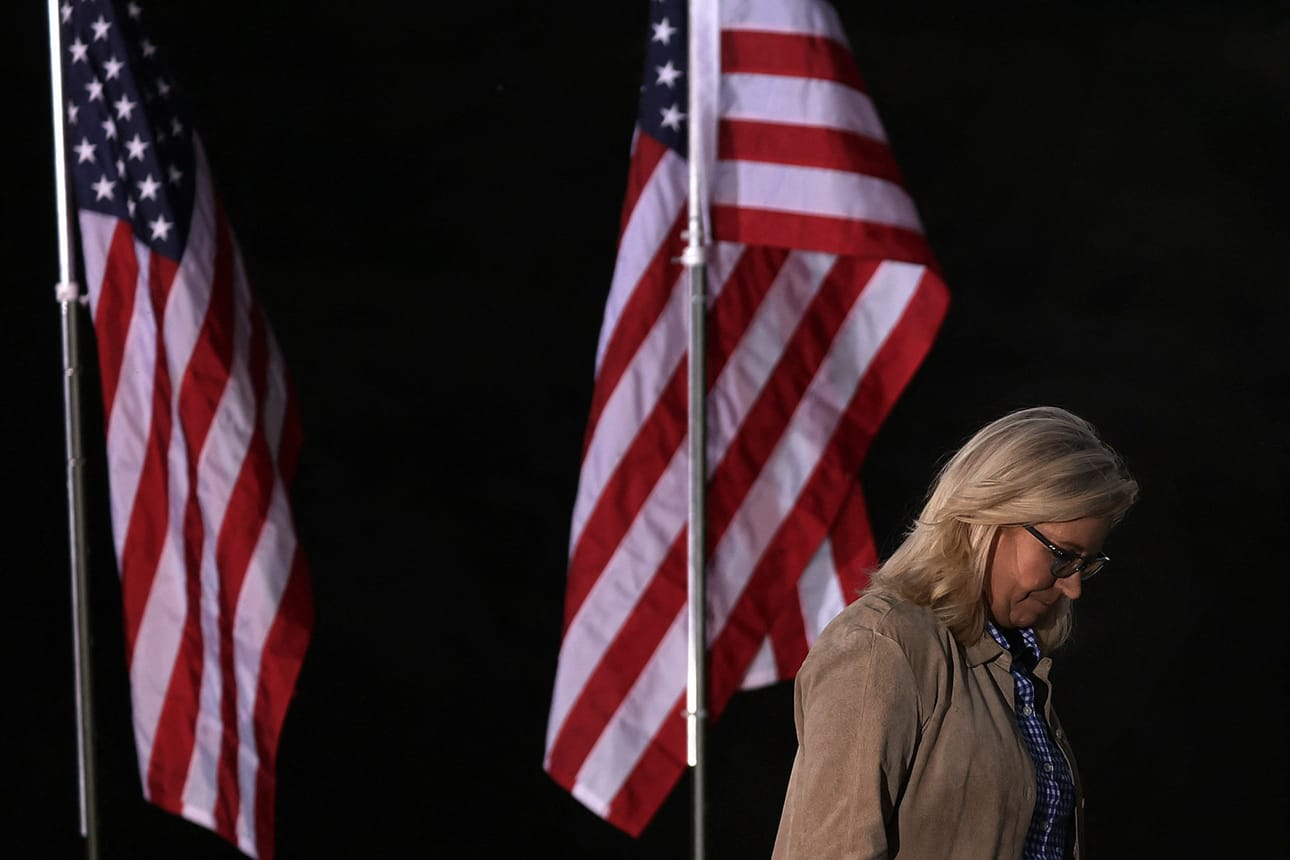 Liz Cheney kärsi kirvelevän tappion republikaanien esivaaleissa. Tappiota selittää se, ettei Cheney ole suostunut pönkittämään Donald Trumpin vaalivalheita.