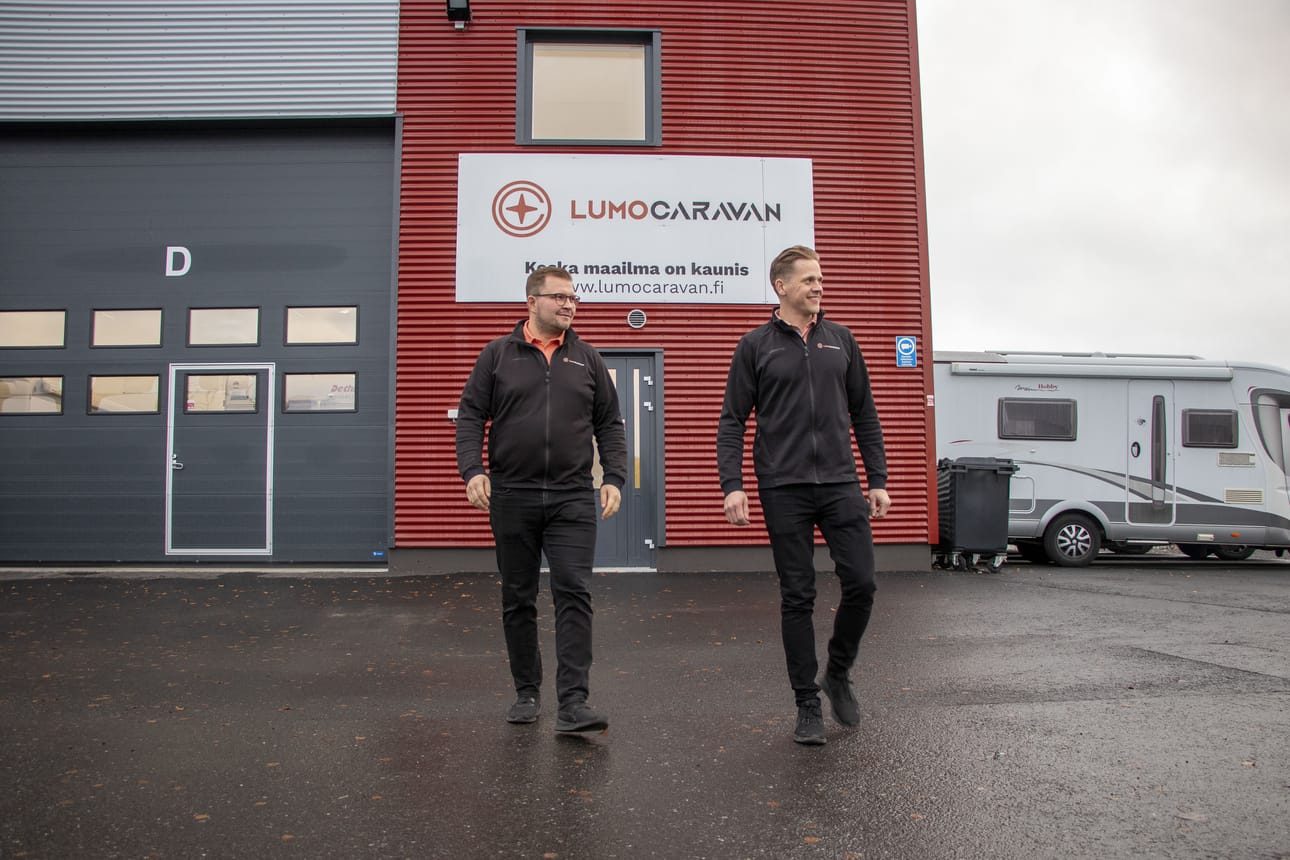 Lumocaravanin yrittäjät Joni Parkkinen ja Jaako Luttinen palkittiin Kempeleen nuoriksi yrittäjiksi.