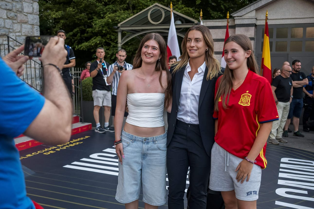 Espanjan keskikenttäpelaaja Alexia Putellas (kesk.) poseerasi kannattajien kanssa saapuessaan Espanjan naisten jalkapallomaajoukkueen hotellille Sveitsin Lausannessa sunnuntaina. LEHTIKUVA/AFP