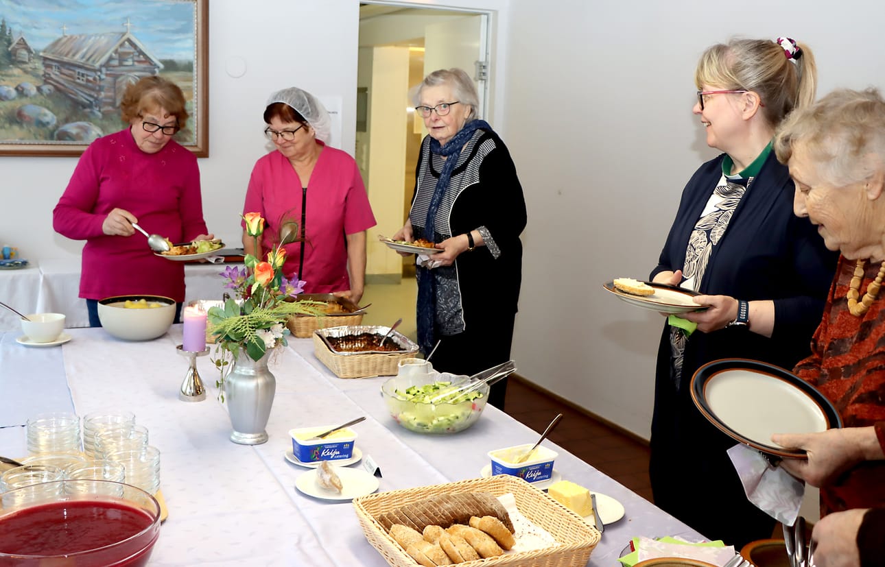 Riitta Saranpää, Seija Peltola, Anne Valtonen ja Liisa Toroska pääsivät valmiiseen pöytään. Keittiössä häärinyt Sinikka Polvisalo (toinen vasemmalta) oli tyytyväinen, että ruoka kävi kaupaksi.