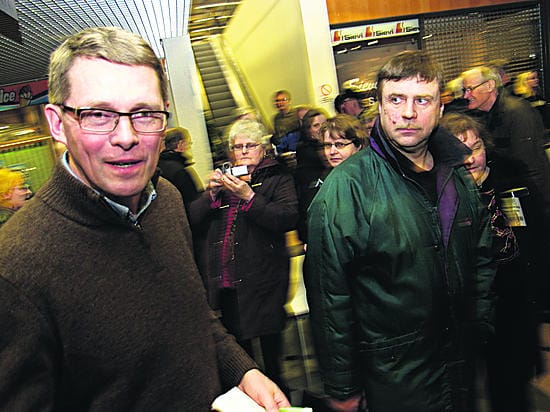 Keskustan puheenjohtaja Matti Vanhanen veti Ylivieskan Iso Kärkkäiselle porukkaa ympäri maakuntia. Ostoskeskuksen pihalla on 1 100 autopaikkaa. Jokainen paikka oli epävirallisen arvion mukaan miehitetty.