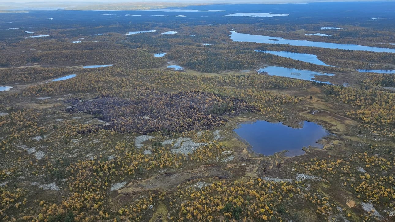 Inarin maastopalojen sammutuksessa ollaan siirtymässä paloalueen jälkivartiointiin. Lapin pelastuslaitoksen välittämässä kuvassa on sammunut paloalue Ahvenjärven alueella. LEHTIKUVA / Handout / Lapin pelastuslaitos