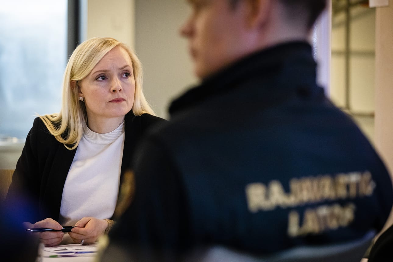 Hallitus kertoi viime viikolla, että pohjois- ja länsirajalla joudutaan rajoittamaan lähiviikkoina myös työmatkaliikennettä, jotta muista maista ei kulkeutuisi koronavirusta Suomeen. Sisäministeri Maria Ohisalo on läsnä aamun tiedotustilaisuudessa.