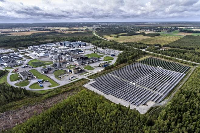 Atrian Nurmon tehtaan entisellä kompostikentällä aurinkoa odottelee 15 000 paneelia. Loput 7 000 on sijoitettu tehtaan katoille ja nurmialueille. KUVAT: KARI LÖFHJELM