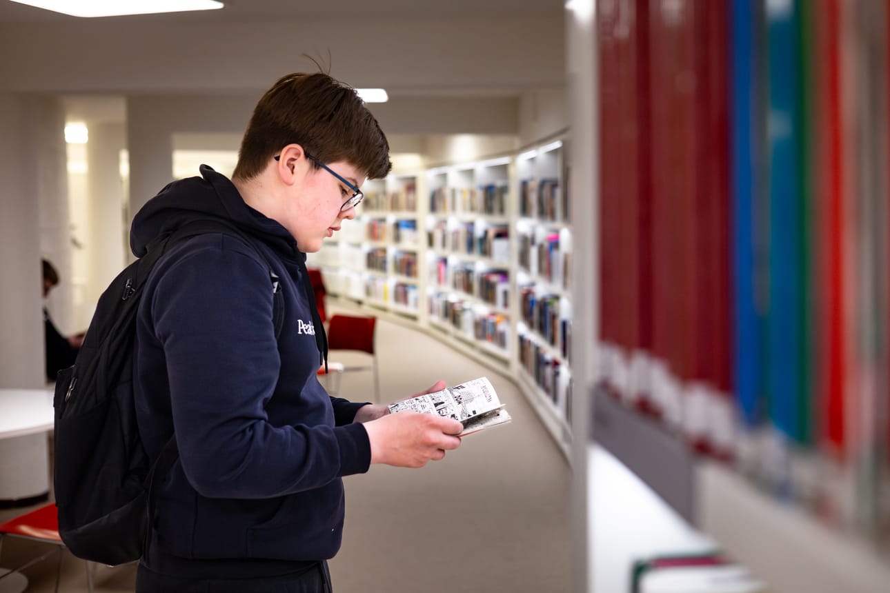 Toisinaan Otto Karsikas, 15, tarttuu Apila-kirjaston sarjakuvahyllyjen luona Manga-sarjakuvaan. Enimmäkseen hän lukee sota-, rikos- ja kauhukirjoja.