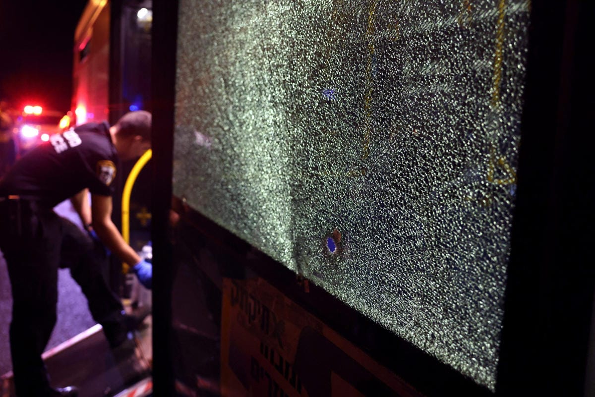 Poliisi tutki Jerusalemissa 14. elokuuta 2022 bussia, jossa useita ihmisiä haavoittui ampumisessa. LEHTIKUVA/ AFP