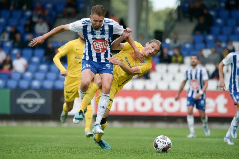 Liigatasolla kokematon Josep Nuorela (oik.) joutui VPS:n alakerrassa painimaan HJK:n Fabian Serrarensin kanssa.