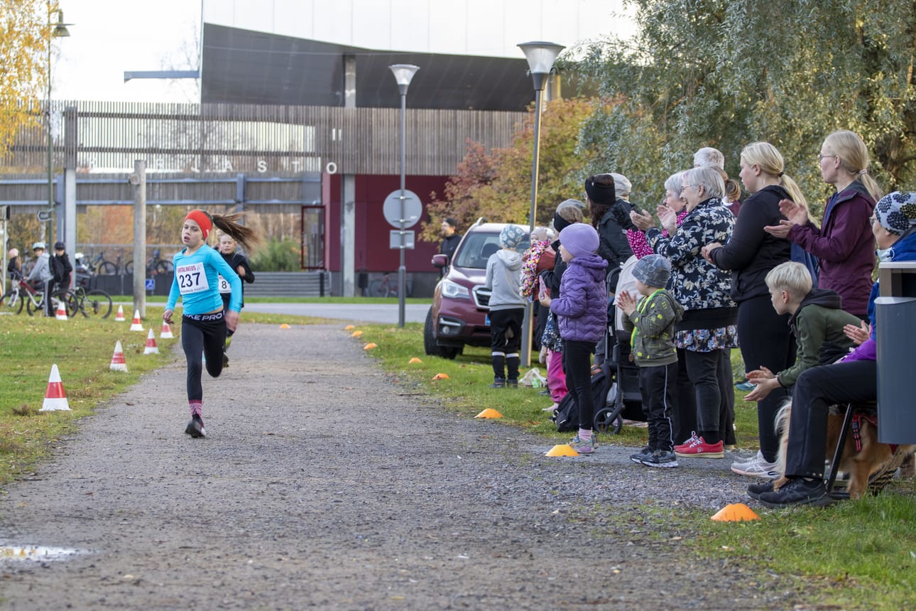 Roosa Pellikka (Kuivasjärven Aura) tuli maaliin tyylillä. Sarjana T9.