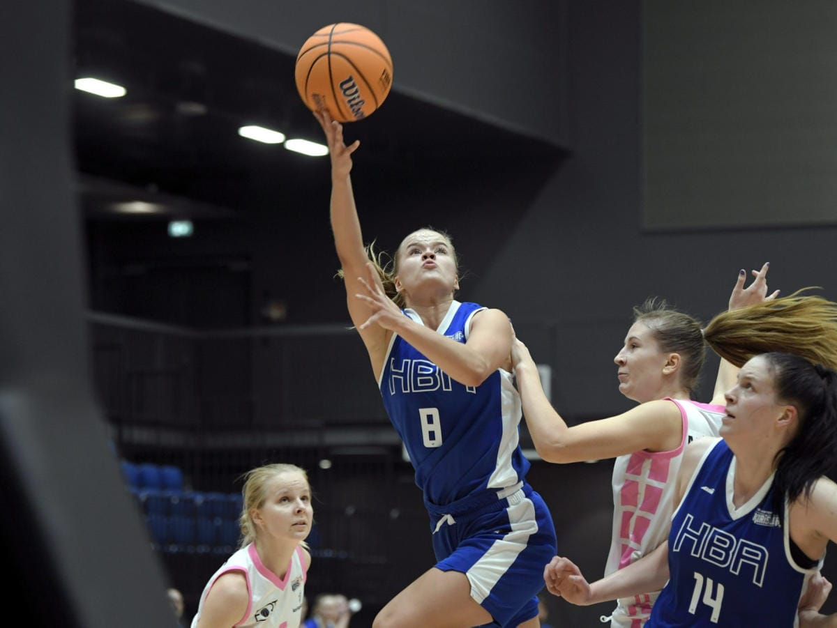 Kati Ollilainen heitti yhdeksän pistettä ja antoi yhdeksän koriin johtanutta syöttöä. Kuvassa Ollilainen nousee korille viime lokakuussa Korisliigan ottelussa HBA-Märsky - Espoo Basket Team. LEHTIKUVA / Markku Ulander